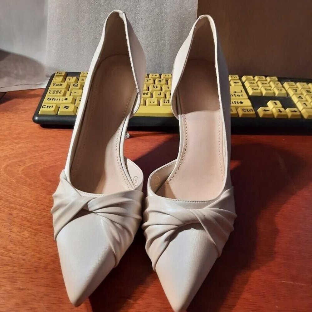 ZBY Women Off-White Twist Knot Heels Pump Size 8 NEW Defect